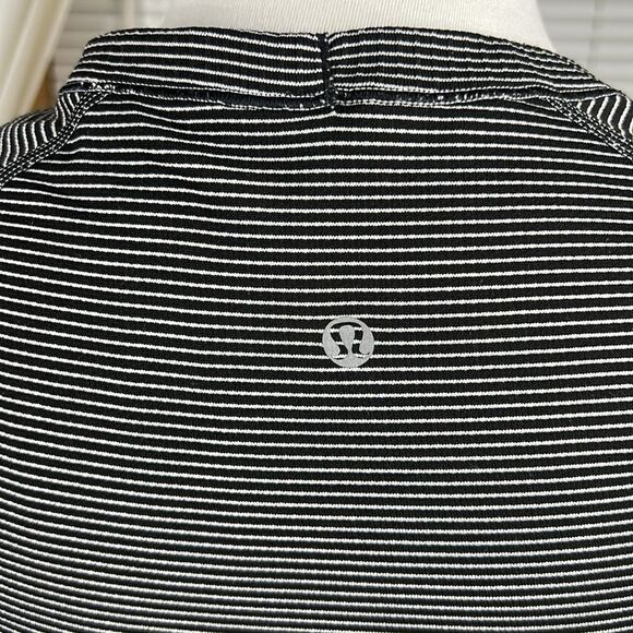 Lululemon Run: Swiftly Tech Long Sleeve Scoop
Hyper Stripe Black Size 4 - Picture 7 of 10